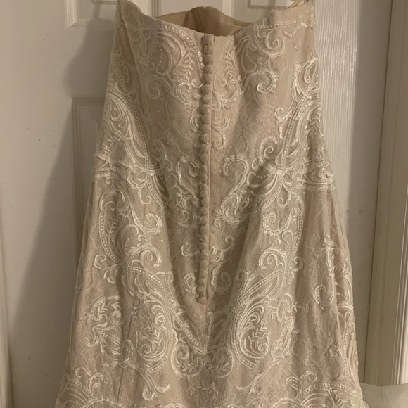 For Sale. Brand New Wedding Dress from David’s Bridal. Oleg Cassini Size 10US. - Picture 8 of 11